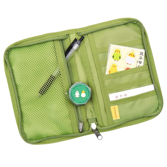 Etui met verschillende vakjes voor pennen, potloden en markeerstiften.