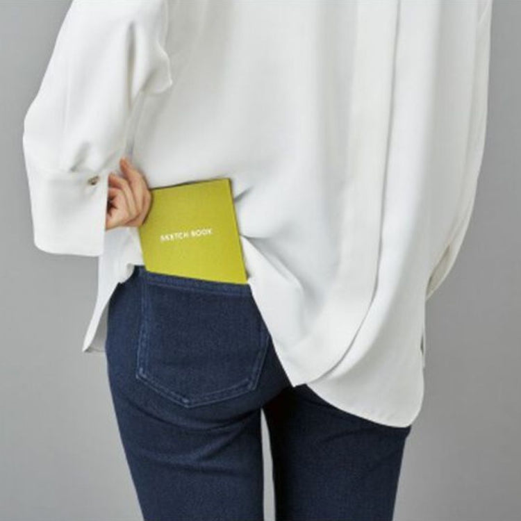 Kokuyo Sketch Book met minimalistische Japanse kaft, compact formaat en geruite pagina’s voor tekenen en notities.