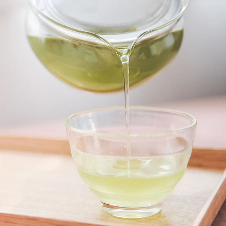 Minimalistisch theeservies van Hario met theepot en glazen yunomi kopjes