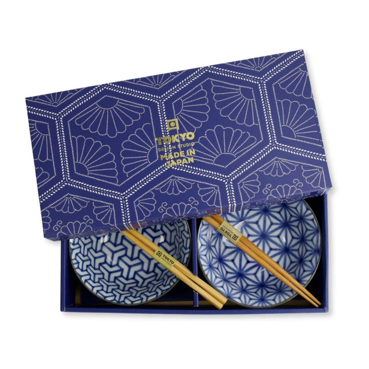 Set van twee Tayo Bowls met strak Japans patroon en houten stokjes, 500 ml inhoud.
