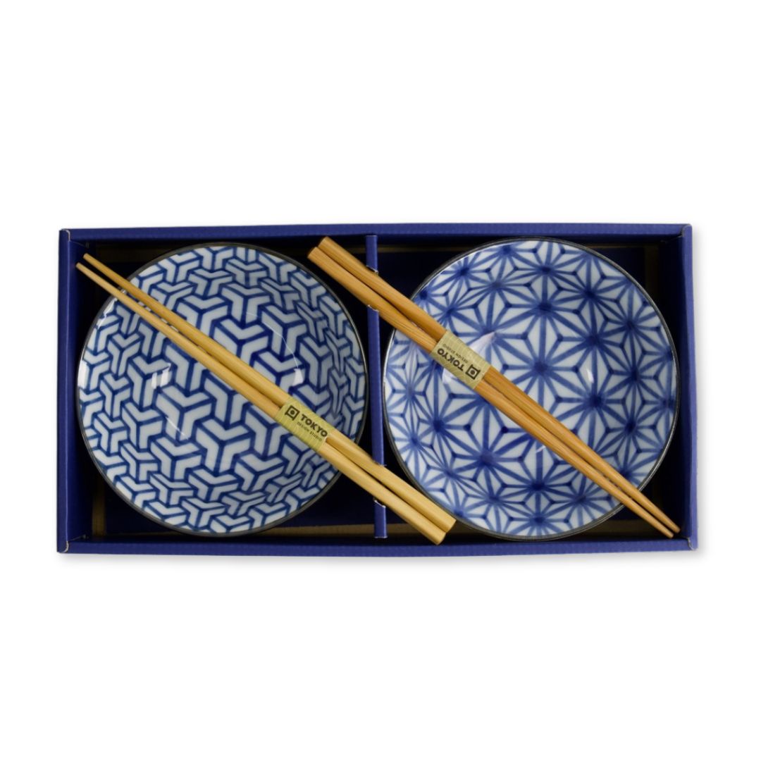 Set van twee Tayo Bowls met strak Japans patroon en houten stokjes, 500 ml inhoud.