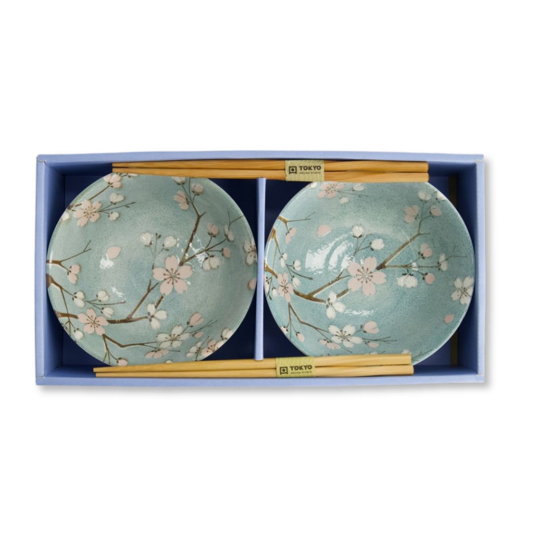 Tokyo Design Studio Fujisakura bowls met roze kersenbloesemmotief, set van twee kommen met chopsticks.